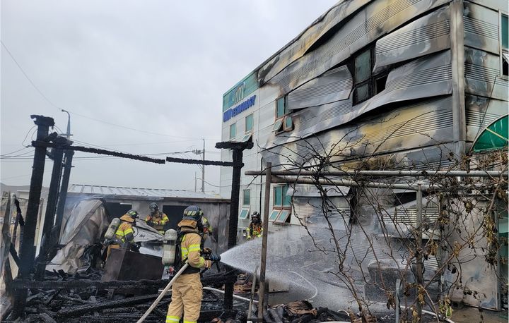 [구미=뉴시스] 구미 공장 화재. (사진=경북소방본부 제공) 2026.04.22 photo@newsis.com *재판매 및 DB 금지