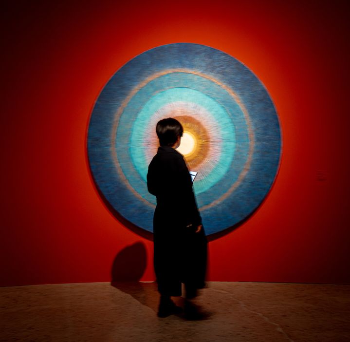 22일 국립현대미술관 청주관에서 공개된 방혜자 ‘하늘의 땅’(이건희컬렉션). 붉은 벽면 위에서 빛의 원형이 강렬한 긴장을 만든다. 사진=©최정면 *재판매 및 DB 금지