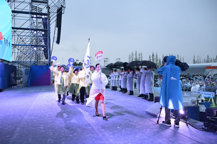 [거제=뉴시스] 신정철 기자= 경남 거제시선수단이 지난 17일부터 20일까지 함안·창녕군에서 열린 '제65회 경상남도민체육대회'에서 각 종목별 뛰어난 기량을 선보이며 값진 성과를 거뒀다고 22일 밝혔다.사진은 거제시선수단 입장식 모습.(사진=거제시 제공).2026.04.22. photo@newsis.com *재판매 및 DB 금지