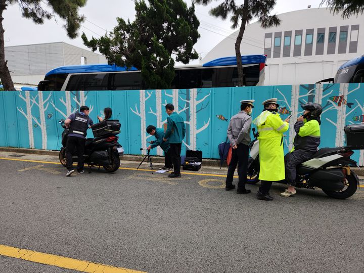 [거제=뉴시스] 신정철 기자= 경남 거제경찰서는 22일 오후 1시부터 고현동 일대에서 거제경찰서, 거제시청, 한국교통안전공단과 함께 불법 이륜차 합동단속을 실시했다.사진은 불법 이륜차 합동단속 모습.(사진=거제서 제공).2026.04.22. photo@newsis.com *재판매 및 DB 금지