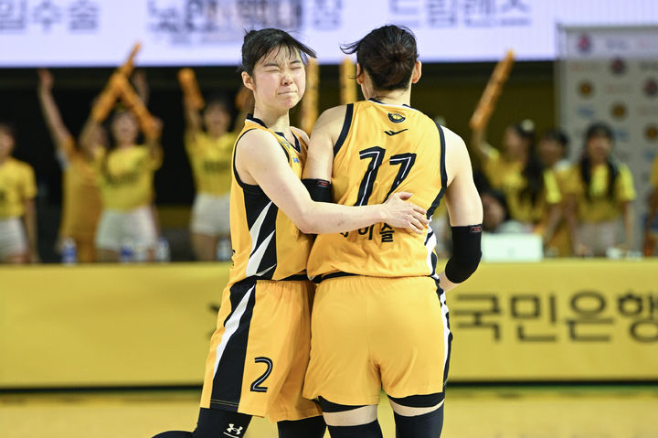 [서울=뉴시스] 여자프로농구 청주 KB국민은행의 강이슬과 허예은. (사진=WKBL 제공) 2026.04.22. photo@newsis.com *재판매 및 DB 금지