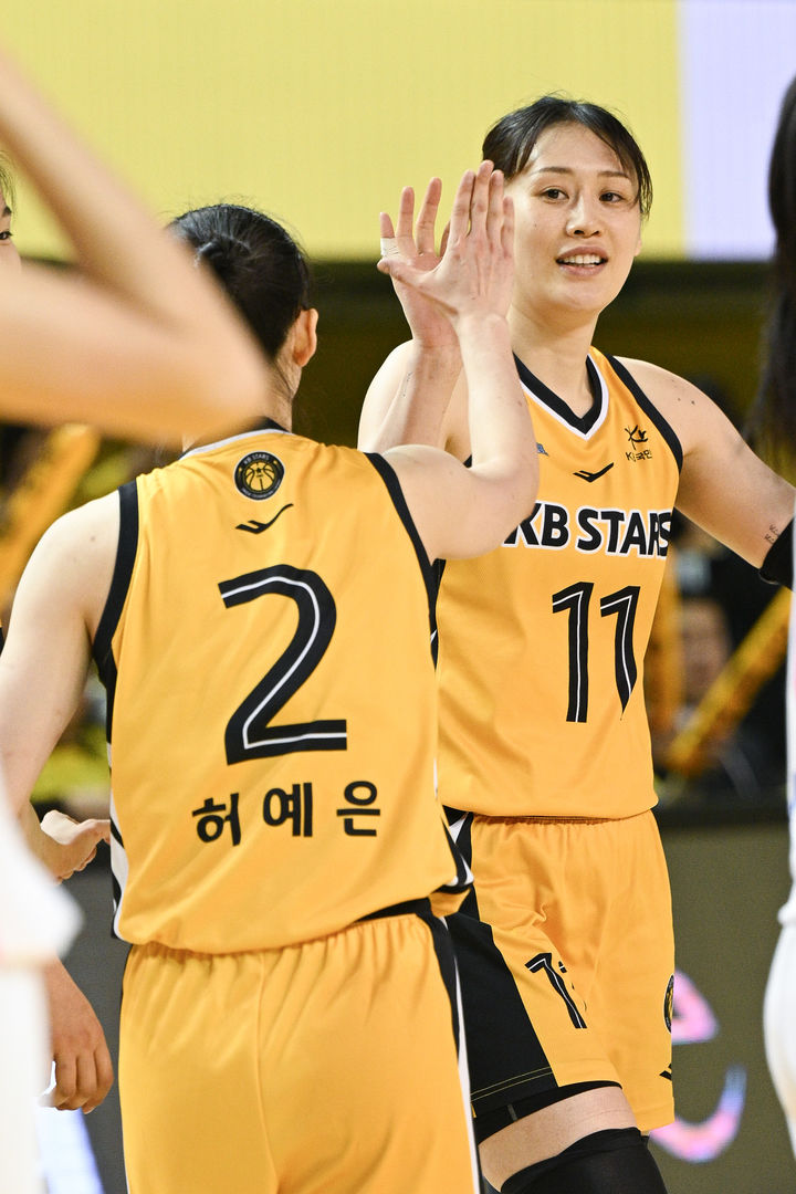 [서울=뉴시스] 여자프로농구 청주 KB국민은행의 강이슬과 허예은. (사진=WKBL 제공) 2026.04.22. photo@newsis.com *재판매 및 DB 금지