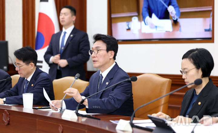 [서울=뉴시스] 김선웅 기자 = 김민석 국무총리가 22일 서울 종로구 정부서울청사에서 열린 비상경제본부 회의에서 모두발언을 하고 있다. 2026.04.22. mangusta@newsis.com