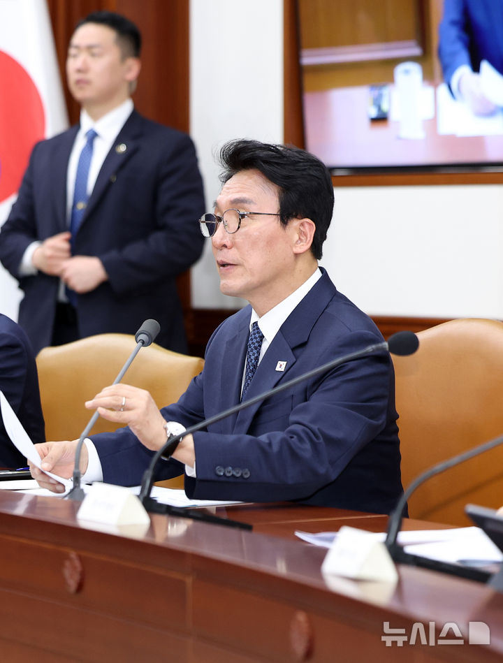 [서울=뉴시스] 김선웅 기자 = 김민석 국무총리가 22일 서울 종로구 정부서울청사에서 열린 비상경제본부 회의에서 모두발언을 하고 있다. 2026.04.22. mangusta@newsis.com