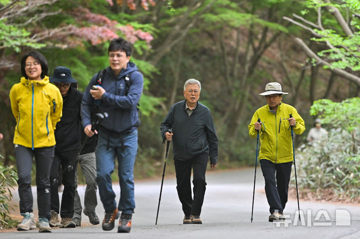 [광주=뉴시스] 이영주 기자 = 문재인(가운데) 전 대통령과 강기정(오른쪽) 광주시장이 22일 오전 광주 무등산국립공원에서 등산하고 있다. 문 전 대통령은 전날부터 비공개 일정으로 광주·전남 일대를 방문하고 있다. 2026.04.22. leeyj2578@newsis.com