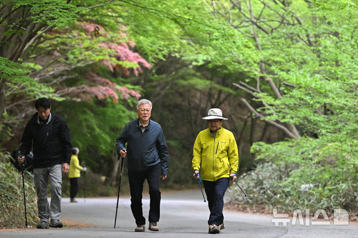 [광주=뉴시스] 이영주 기자 = 문재인(가운데) 전 대통령과 강기정(오른쪽) 광주시장이 22일 오전 광주 무등산국립공원에서 등산하고 있다. 문 전 대통령은 전날부터 비공개 일정으로 광주·전남 일대를 방문하고 있다. 2026.04.22. leeyj2578@newsis.com
