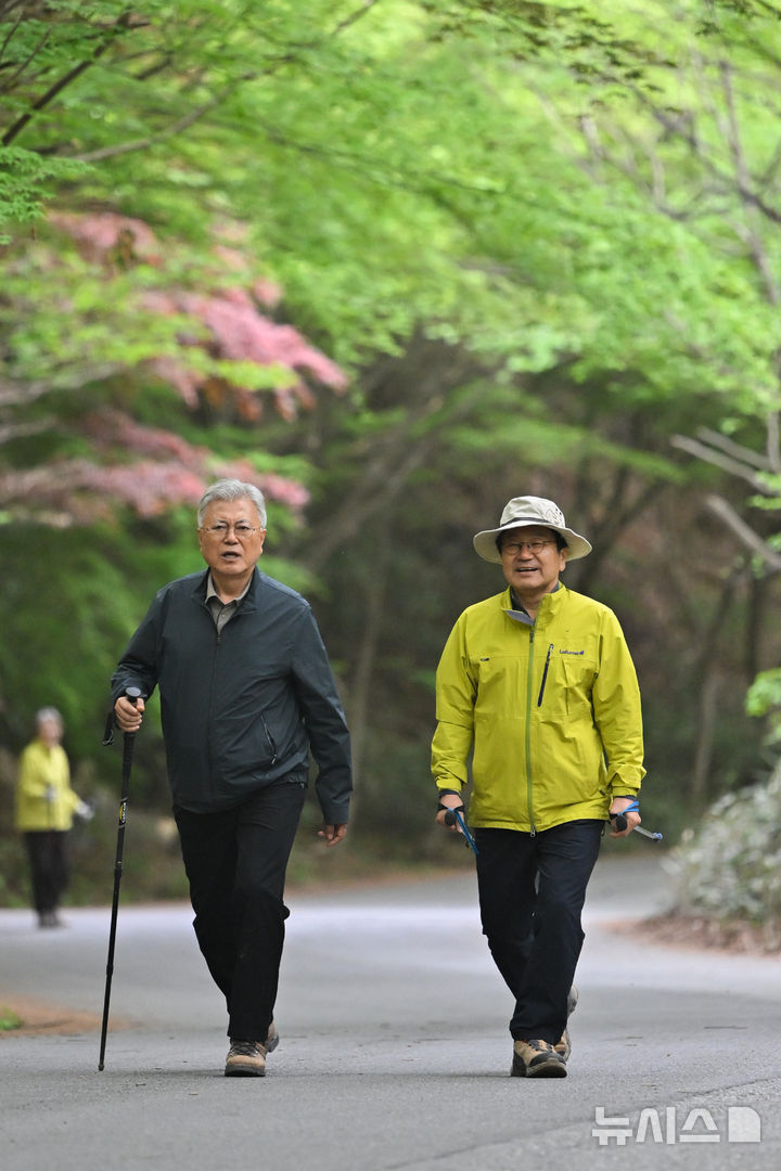 [광주=뉴시스] 이영주 기자 = 문재인(왼쪽) 전 대통령과 강기정 광주시장이 22일 오전 광주 무등산국립공원에서 등산하고 있다. 문 전 대통령은 전날부터 비공개 일정으로 광주·전남 일대를 방문하고 있다. 2026.04.22. leeyj2578@newsis.com