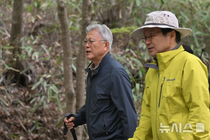 [광주=뉴시스] 이영주 기자 = 문재인 전 대통령과 강기정 광주시장이 22일 오전 광주 무등산국립공원에서 등산하고 있다. 문 전 대통령은 전날부터 비공개 일정으로 광주·전남 일대를 방문하고 있다. 2026.04.22. leeyj2578@newsis.com