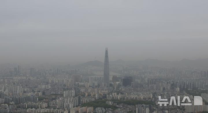[광주(경기)=뉴시스] 이영환 기자 = 황사 영향으로 미세먼지가 나쁨 상태를 보인 22일 오전 경기 광주시 남한산성 서문 전망대에서 바라본 서울 도심이 뿌옇다. 2026.04.22. 20hwan@newsis.com