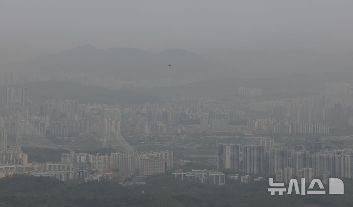 [광주(경기)=뉴시스] 이영환 기자 = 황사 영향으로 미세먼지가 나쁨 상태를 보인 22일 오전 경기 광주시 남한산성 서문 전망대에서 바라본 서울 도심이 뿌옇다. 2026.04.22. 20hwan@newsis.com