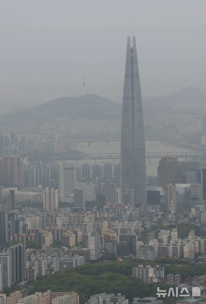 [광주(경기)=뉴시스] 이영환 기자 = 황사 영향으로 미세먼지가 나쁨 상태를 보인 22일 오전 경기 광주시 남한산성 서문 전망대에서 바라본 서울 도심이 뿌옇다. 2026.04.22. 20hwan@newsis.com