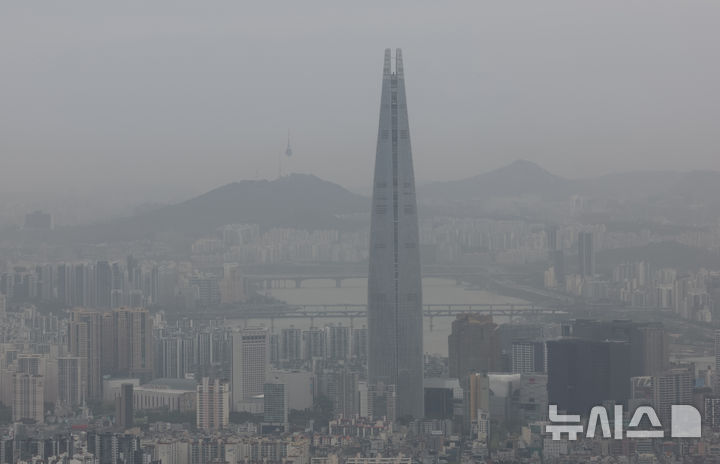 [광주(경기)=뉴시스] 이영환 기자 = 황사 영향으로 미세먼지가 나쁨 상태를 보인 지난 22일 오전 경기 광주시 남한산성 서문 전망대에서 바라본 서울 도심이 뿌옇다. 2026.04.22. 20hwan@newsis.com