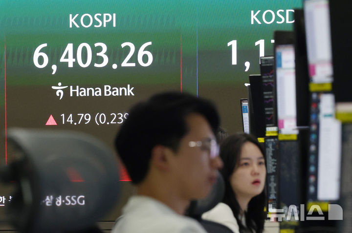 [서울=뉴시스] 김진아 기자 = 코스피가 장중 사상 첫 6400선을 돌파한 뒤 혼조세를 보이고 있는 22일 오전 서울 중구 하나은행 딜링룸에서 딜러들이 업무를 보고 있다.    코스피는 전 거래일(6388.47)보다 0.90포인트(0.01%) 내린 6387.57에, 코스닥 지수는 전 거래일(1179.03)보다 2.20포인트(0.19%) 내린 1176.83에 거래를 시작했다. 서울 외환시장에서 원·달러 환율은 전 거래일 주간거래 종가(1468.5원)보다 11원 오른 1479.5원에 출발했다. 2026.04.22. bluesoda@newsis.com