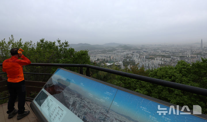 [광주(경기)=뉴시스] 이영환 기자 = 황사 영향으로 미세먼지가 나쁨 상태를 보인 22일 오전 경기 광주시 남한산성 서문 전망대에서 바라본 서울 도심이 뿌옇다. 2026.04.22. 20hwan@newsis.com