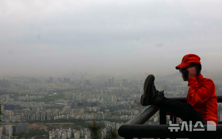 [광주(경기)=뉴시스] 이영환 기자 = 황사 영향으로 미세먼지가 나쁨 상태를 보인 22일 오전 경기 광주시 남한산성 서문 전망대에서 바라본 서울 도심이 뿌옇다. 2026.04.22. 20hwan@newsis.com