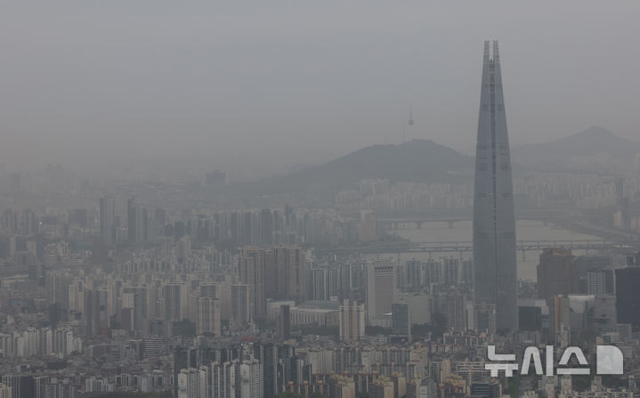 [광주(경기)=뉴시스] 이영환 기자 = 황사 영향으로 미세먼지가 나쁨 상태를 보인 22일 오전 경기 광주시 남한산성 서문 전망대에서 바라본 서울 도심이 뿌옇다. 2026.04.22. 20hwan@newsis.com