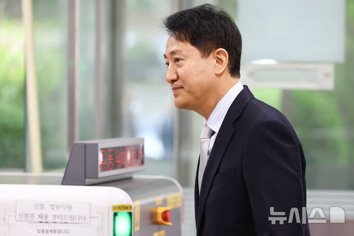 [서울=뉴시스] 황준선 기자 = 오세훈 서울시장이 22일 오전 서울 서초구 서울중앙지방법원에서 열린 여론조사비 대납 의혹 관련 7차 공판에 출석하고 있다. 2026.04.22. hwang@newsis.com