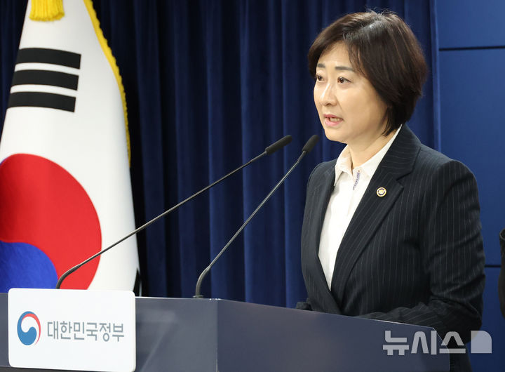 [서울=뉴시스] 추상철 기자 = 이스란 보건복지부 1차관이 22일 오전 서울 종로구 정부서울청사에서 아동학대 예방 및 대응 강화방안 브리핑을 하고 있다. 2026.04.22. scchoo@newsis.com