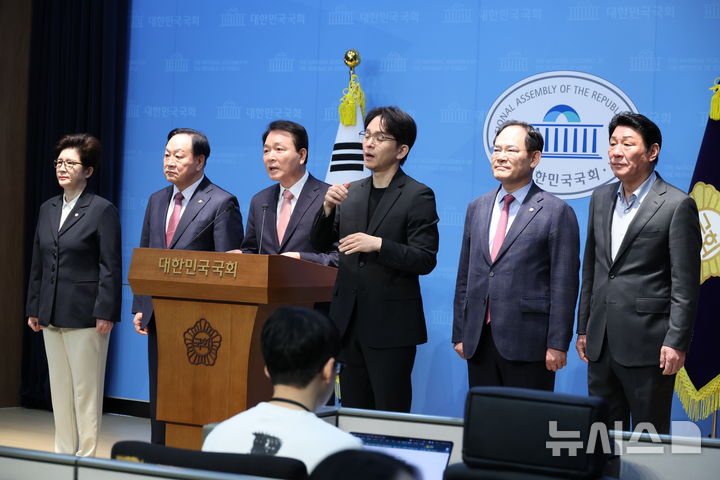 [서울=뉴시스] 조성봉 기자 = 성일종 국회 국방위원회 위원장과 국민의힘 의원들이 22일 오전 서울 여의도 국회 소통관에서 정동영 통일부 장관의 대북 기밀 정보 유출 논란과 관련해 기자회견을 하고 있다.2026.04.22. suncho21@newsis.com