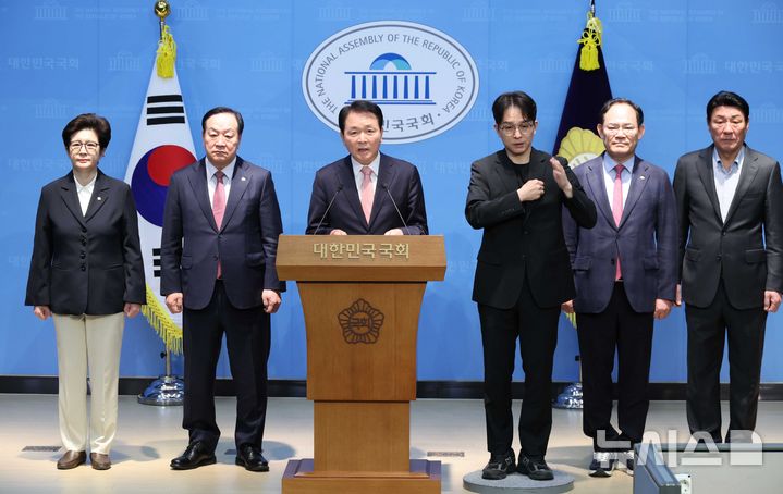 [서울=뉴시스] 조성봉 기자 = 성일종 국회 국방위원회 위원장과 국민의힘 의원들이 22일 오전 서울 여의도 국회 소통관에서 정동영 통일부 장관의 대북 기밀 정보 유출 논란과 관련해 기자회견을 하고 있다.2026.04.22. suncho21@newsis.com