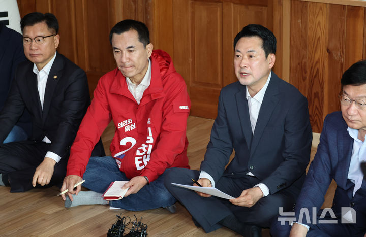 [양양=뉴시스] 김금보 기자 = 장동혁 국민의힘 대표가 22일 오전 강원도 양양군 손양면 수산리어촌마을회관에서 공약을 발표하고 있다. 2026.04.22. kgb@newsis.com