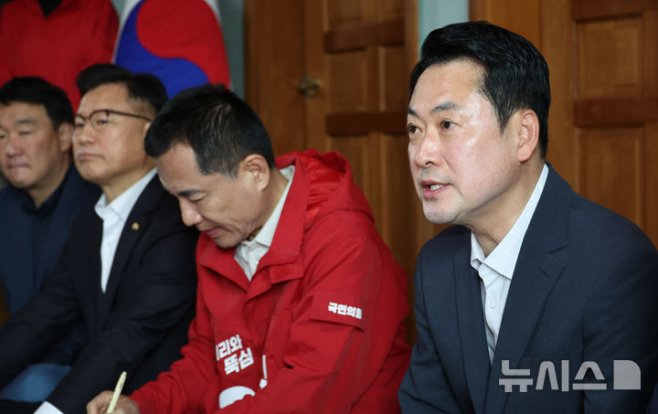 [양양=뉴시스] 김금보 기자 = 장동혁 국민의힘 대표가 22일 오전 강원도 양양군 손양면 수산리어촌마을회관에서 공약을 발표하고 있다. 2026.04.22. kgb@newsis.com