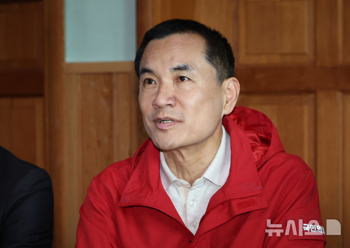 [양양=뉴시스] 김금보 기자 = 김진태 국민의힘 강원도지사 예비후보가 22일 오전 강원도 양양군 손양면 수산리어촌마을회관에서 열린 국민의힘 지도부 방문 공약 발표 현장에서 장동혁 대표를 향한 발언을 하고 있다. 2026.04.22. kgb@newsis.com