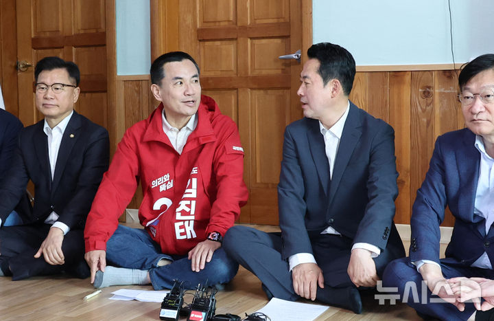 [양양=뉴시스] 김금보 기자 = 국민의힘 장동혁 대표와 김진태 강원도지사 예비후보가 22일 오전 강원도 양양군 손양면 수산리어촌마을회관에서 열린 지도부 방문 지방선거 공약 발표 현장에서 대화를 하고 있다. 2026.04.22. kgb@newsis.com