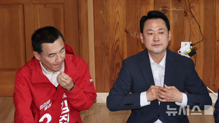 [양양=뉴시스] 김금보 기자 = 국민의힘 장동혁 대표와 김진태 강원도지사 예비후보가 22일 오전 강원도 양양군 손양면 수산리어촌마을회관에서 열린 지도부 방문 지방선거 공약 발표 현장에 참석해 있다. 2026.04.22. kgb@newsis.com