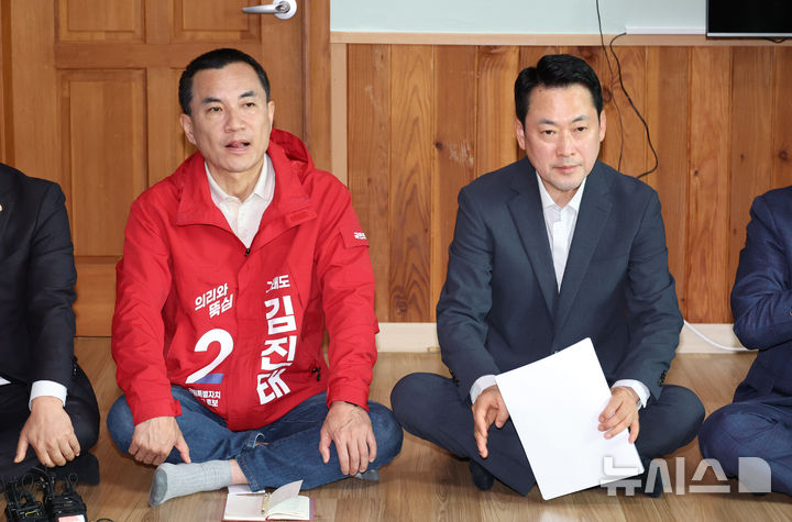 [양양=뉴시스] 김금보 기자 = 국민의힘 장동혁 대표와 김진태 강원도지사 예비후보가 22일 오전 강원도 양양군 손양면 수산리어촌마을회관에서 열린 지도부 방문 지방선거 공약 발표 현장에 참석해 있다. 2026.04.22. kgb@newsis.com