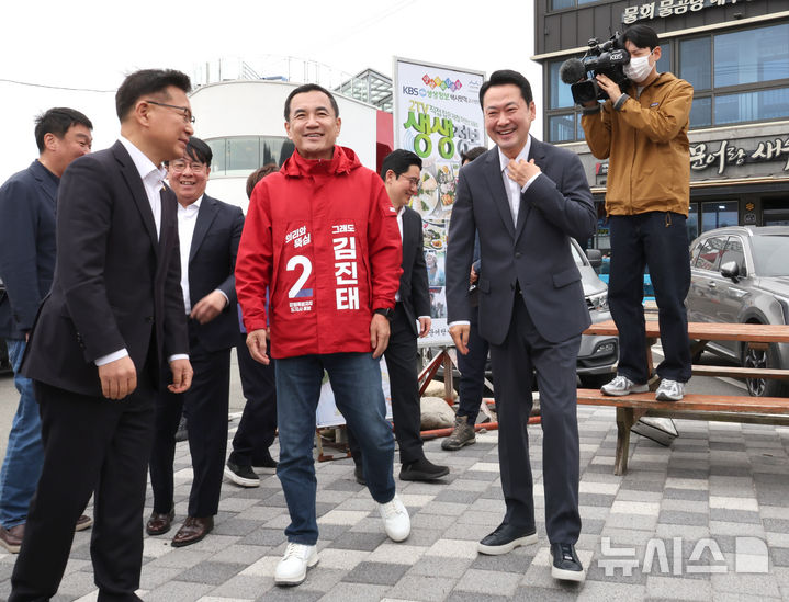 [양양=뉴시스] 김금보 기자 = 국민의힘 장동혁 대표와 김진태 강원도지사 예비후보가 22일 오전 강원도 양양군 손양면 수산리어촌마을회관에서 열린 지도부 방문 지방선거 공약 발표 현장에 참석하고 있다. 2026.04.22. kgb@newsis.com