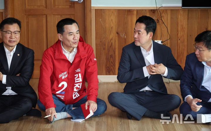 [양양=뉴시스] 김금보 기자 = 국민의힘 장동혁 대표와 김진태 강원도지사 예비후보가 22일 오전 강원도 양양군 손양면 수산리어촌마을회관에서 열린 지도부 방문 지방선거 공약 발표 현장에서 대화를 하고 있다. 2026.04.22. kgb@newsis.com