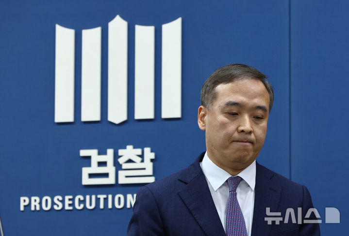 [서울=뉴시스] 황준선 기자 = 안동건 서울중앙지방검찰청 제1차장검사가 22일 오전 서울 서초구 서울고등검찰청에서 열린 감사원 고위공무원 뇌물수수 사건 처분 관련 발표를 마친 뒤 이동하고 있다. 2026.04.22. hwang@newsis.com