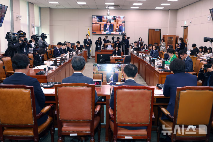 [서울=뉴시스] 고승민 기자 = 서영교 국회 법사위원장이 22일 서울 여의도 국회에서 열린 법제사법위원회 집단소송법 제정 관련 공청회를 주재하고 있다. 2026.04.22. kkssmm99@newsis.com