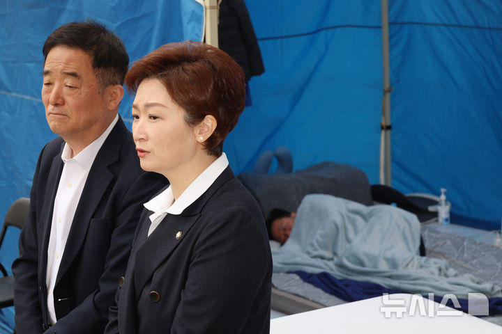 [서울=뉴시스] 고승민 기자 = 더불어민주당 강득구, 이언주 의원이 22일 서울 여의도 국회 앞 천막에서 단식농성 중인 안호영 의원을 찾아 기자회견을 하고 있다. 2026.04.22. kkssmm99@newsis.com