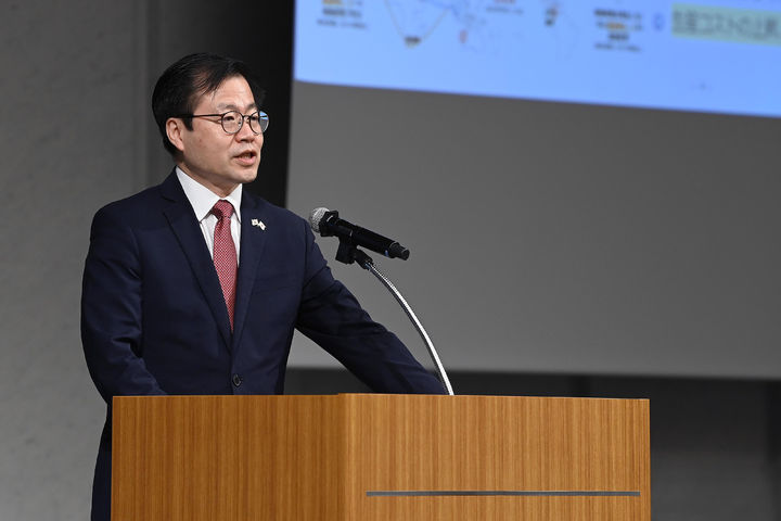 [서울=뉴시스] 여한구 산업통상부 통상교섭본부장이 22일 일본 도쿄에서 열린 '복합위기 시대의 한일 신(新) 경제협력 세미나'에서 기조연설을 하고 있다. (사진=산업통상부 제공) 2026.04.22. photo@newsis.com *재판매 및 DB 금지