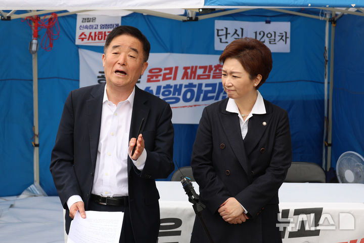 [서울=뉴시스] 고승민 기자 = 더불어민주당 강득구, 이언주 의원이 22일 서울 여의도 국회 앞 천막에서 단식농성 중인 안호영 의원을 찾아 기자회견을 하고 있다. 2026.04.22. kkssmm99@newsis.com
