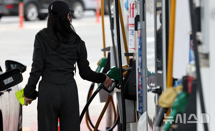 [서울=뉴시스] 27일(현지 시간) AP통신에 따르면 6월 인도분 브렌트유는 전장 대비 2.8% 오른 배럴당 108.23달러에 마감했다. 거래가 활발한 7월물 역시 2.6% 상승한 101.69달러를 기록했다. 사진은 22일 서울 만남의광장 주유소에서 시민들이 주유를 하고 있다. 2026.04.28.