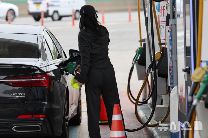 [서울=뉴시스] 이영환 기자 = 이란 전쟁이 터지며 국제 유가가 급등해 지난달 생산자물가가 4년여 만에 최고 상승률을 보인 22일 서울 만남의광장 주유소에서 시민들이 주유를 하고 있다.이날 한국은행이 발표한 지난달 생산자물가지수(잠정)는 125.24(2020년=100 기준)로 전월(123.28)과 비교했을 때 1.6% 올랐다. 지난 2022년 4월 1.6% 상승 이후 4년여 만의 최고 상승률이다. 전년 동월 대비로도 4.1% 상승했다. 산유국들이 모여 있는 중동에서 발생한 전쟁으로 석탄 및 석유 제품이 31.9% 급등해 공산품이 전월 대비 3.5% 올랐다. 석탄 및 석유 제품은 1997년 12월 57.7% 상승한 이후 최고 상승률을 기록했다. 2026.04.22. 20hwan@newsis.com