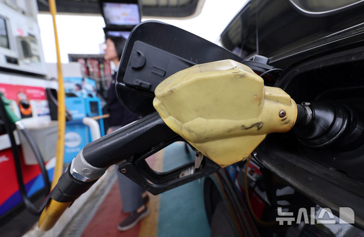 [서울=뉴시스] 이영환 기자 = 지난 22일 서울 만남의광장 주유소에서 시민들이 주유를 하고 있는 모습. 2026.04.22. 20hwan@newsis.com