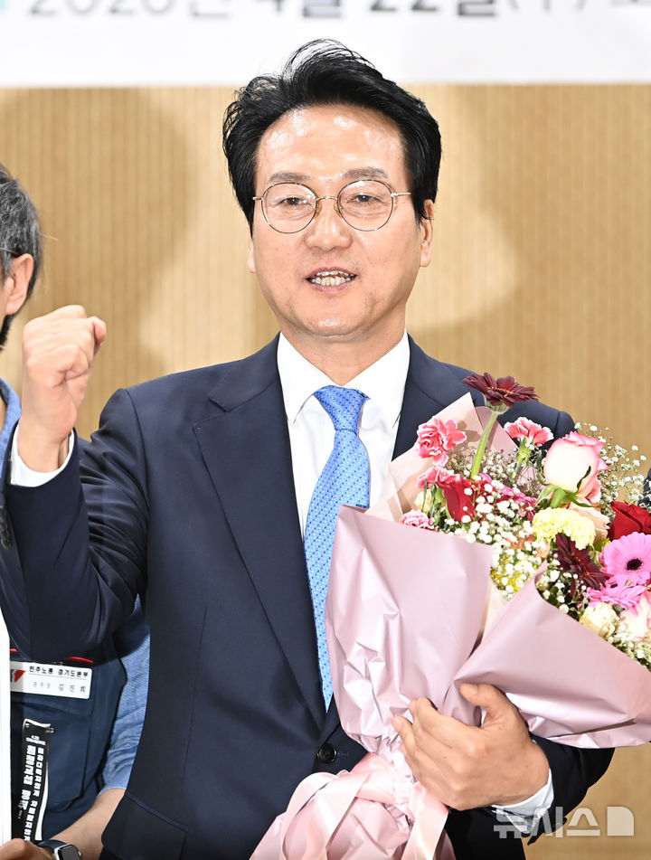[수원=뉴시스] 김종택기자 = 6·3 지방선거 경기도교육감 선거의 진보 진영 단일후보로 선출된 안민석 예비후보가 22일 경기 수원시 경기도의회에서 기자회견을 마친 뒤 파이팅을 외치고 있다. 2026.04.22. jtk@newsis.com