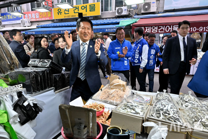 [통영=뉴시스] 차용현 기자 = 22일 오전 더불어민주당 정청래 대표가 경남지사 선거에 출마한 김경수 후보를 비롯한 당 최고위원들과 함께 경남 통영시 통영활어시장을 찾아 상인들을 만나며 민생 탐방을 하고 있다. 2026.04.22. con@newsis.com