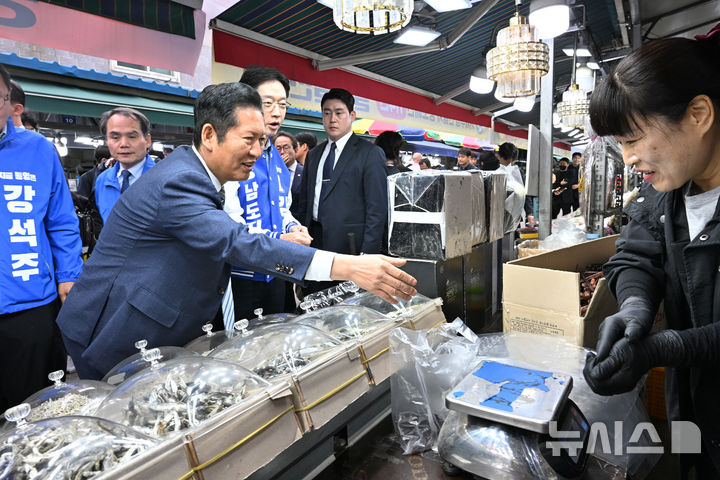 [통영=뉴시스] 차용현 기자 = 22일 오전 더불어민주당 정청래 대표가 경남지사 선거에 출마한 김경수 후보를 비롯한 당 최고위원들과 함께 경남 통영시 통영활어시장을 찾아 상인들을 만나며 민생 탐방을 하고 있다. 2026.04.22. con@newsis.com