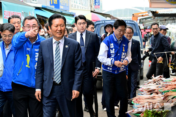 [통영=뉴시스] 차용현 기자 = 22일 오전 더불어민주당 정청래 대표가 경남지사 선거에 출마한 김경수 후보를 비롯한 당 최고위원들과 함께 경남 통영시 통영활어시장을 찾아 상인들을 만나며 민생 탐방을 하고 있다. 2026.04.22. con@newsis.com