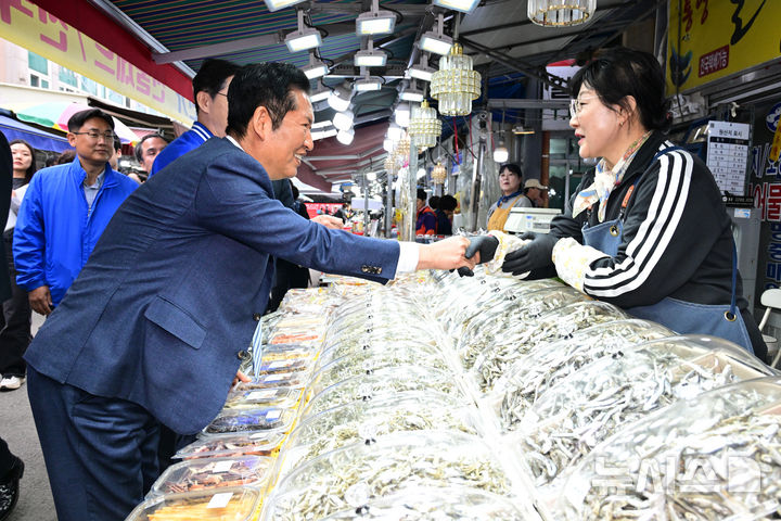 [통영=뉴시스] 차용현 기자 = 22일 오전 더불어민주당 정청래 대표가 경남지사 선거에 출마한 김경수 후보를 비롯한 당 최고위원들과 함께 경남 통영시 통영활어시장을 찾아 상인들을 만나며 민생 탐방을 하고 있다. 2026.04.22. con@newsis.com