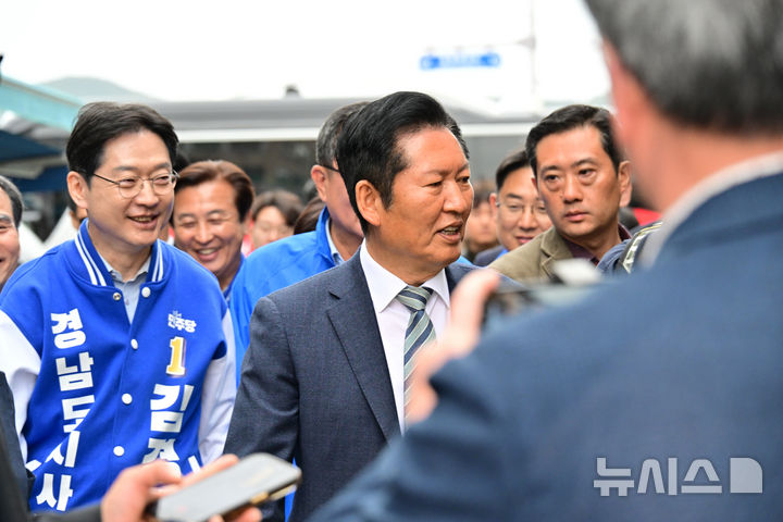 [통영=뉴시스] 차용현 기자 = 22일 오전 더불어민주당 정청래 대표가 경남지사 선거에 출마한 김경수 후보를 비롯한 당 최고위원들과 함께 경남 통영시 통영활어시장을 찾아 상인들을 만나며 민생 탐방을 하고 있다. 2026.04.22. con@newsis.com