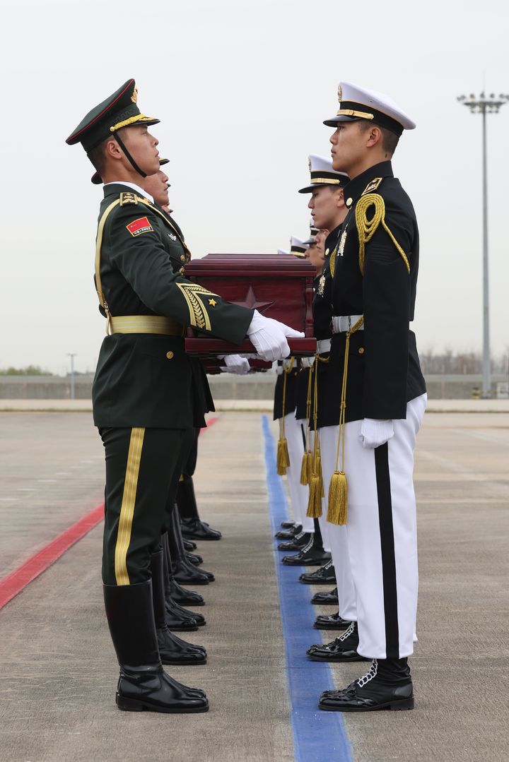 [서울=뉴시스] 22일 인천국제공항에서 열린 제13차 중국군 유해송환 인도식에서 국방부 유해발굴감식단 영현봉송병들이 중국군에게 유해를 인계하고 있다. (사진=국방부 제공) 2026.04.22. photo@newsis.com *재판매 및 DB 금지