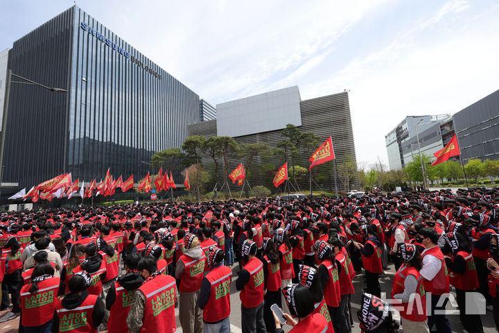 [인천=뉴시스] 홍효식 기자 = 삼성바이오로직스 상생노동조합 조합원들이 22일 인천 연수구 삼성바이오로직스 송도 사업장 앞에서 임금인상 등을 요구하며 투쟁 결의대회를 하고 있다. 2026.04.22. photo@newsis.com