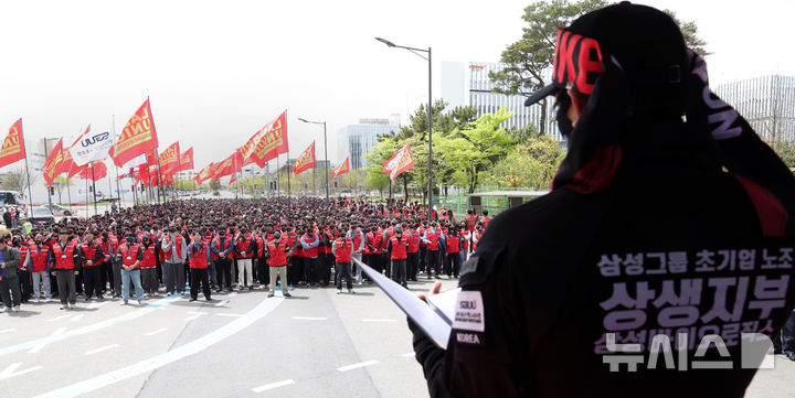[인천=뉴시스] 홍효식 기자 = 삼성바이오로직스 상생노동조합 조합원들이 지난달 22일 인천 연수구 삼성바이오로직스 송도 사업장 앞에서 임금인상 등을 요구하며 투쟁 결의대회를 하고 있다. 2026.04.22. photo@newsis.com