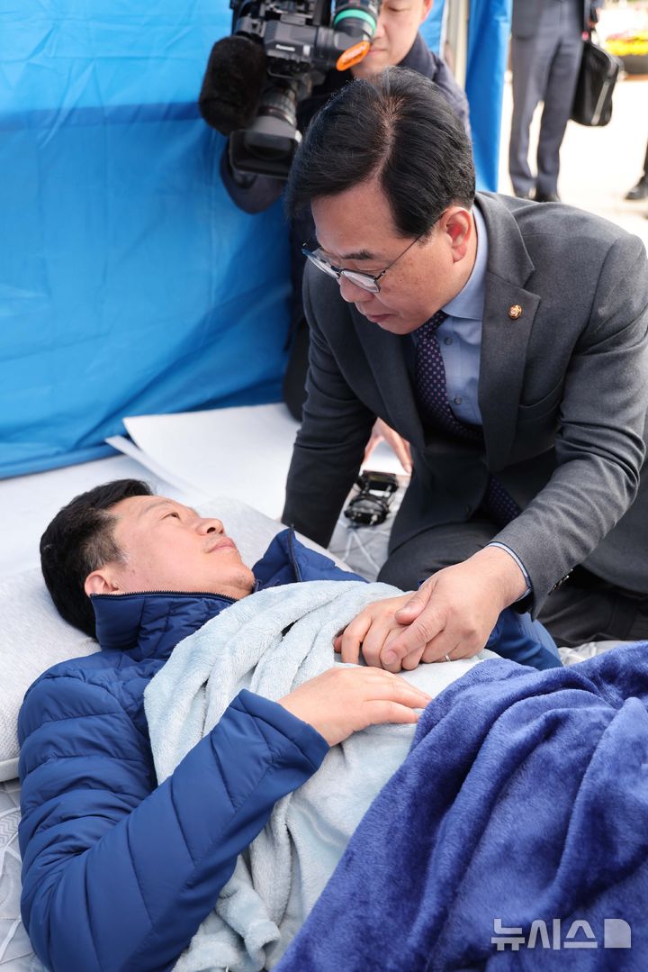 [서울=뉴시스] 고승민 기자 = 송언석 국민의힘 원내대표가 22일 서울 여의도 본관 앞에서 단식 농성 중인 안호영 더불어민주당 의원을 찾아 대화하고 있다. (공동취재) 2026.04.22. photo@newsis.com